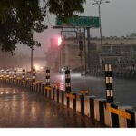 24 जिलों में आज होगी भारी बारिश, लखनऊ में देर रात हुई मूसलाधार बरसात, स्कूल-कॉलेज हुए बंद